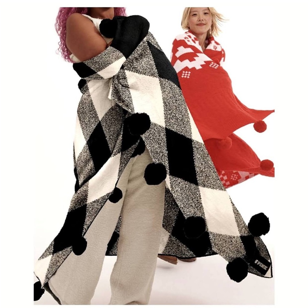 NWT PINK marshmallow Pom Pom knit throw blanket
